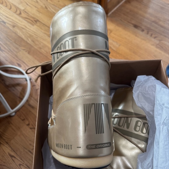 Women’s Tall Glossy Icon Vinil Moon Boots Gold Waterproof size 6 (3.5-6) NEW - Picture 3 of 6